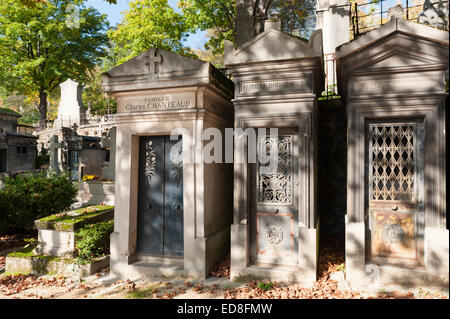 Père Lachaise Friedhof (Cimetière du Père-Lachaise) im Herbst - Mausoleen (Familiengräber) Stockfoto