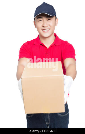 Lieferung Mann tragenden Karton, weißen Hintergrund. Stockfoto
