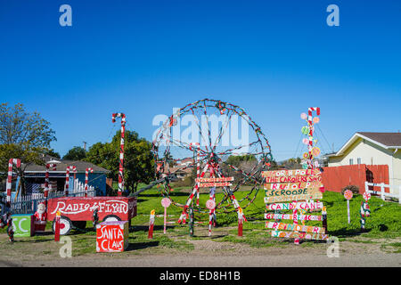 Bizarre Weihnachten Display mit einem bunten hausgemachte übergroße Radio Flyer Wagen, kleinen Riesenrad und große Zuckerstangen Stockfoto