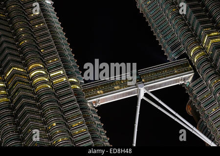 Skybridge zwischen den Twin Petronas Towers in Kuala Lumpur, Malaysia Stockfoto