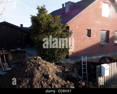 Wasserlinie Reparatur. Die Grube ist für die Reparatur einer beschädigten Hauptwasserleitung Haltung im Garten einer Hütte gegraben. Stockfoto