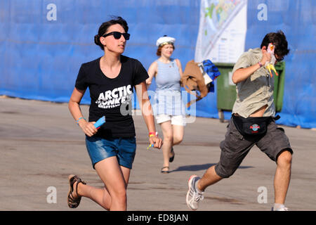 BENICASIM, Spanien - Juli 19: Ein Mädchen mit einem Arctic Monkeys Band Shirt, läuft um die erste Zeile im FIB zu fangen. Stockfoto