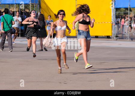 BENICASIM, Spanien - Juli 19: Menschen führen, um die erste Zeile nach dem Kauf ihrer Eintrittskarten beim FIB Festival zu fangen. Stockfoto