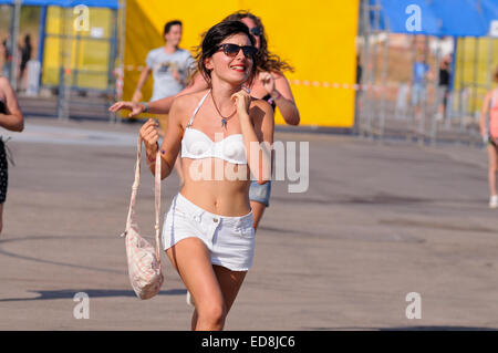 BENICASIM, Spanien - Juli 19: Menschen führen, um die erste Zeile nach dem Kauf ihrer Eintrittskarten beim FIB Festival zu fangen. Stockfoto