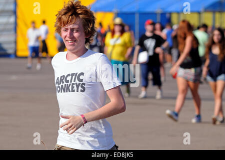 BENICASIM, Spanien - Juli 19: Menschen führen, um die erste Zeile nach dem Kauf ihrer Eintrittskarten beim FIB Festival zu fangen. Stockfoto