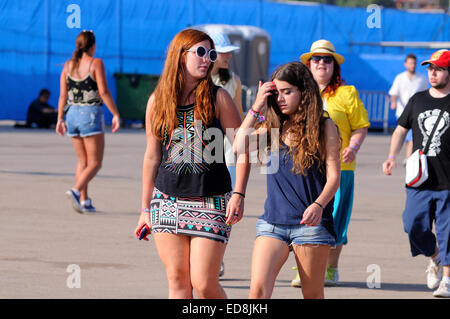 BENICASIM, Spanien - Juli 19: Menschen führen, um die erste Zeile nach dem Kauf ihrer Eintrittskarten beim FIB Festival zu fangen. Stockfoto