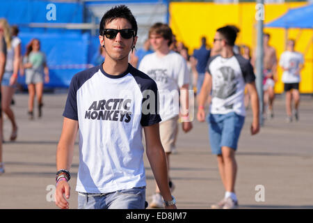 BENICASIM, Spanien - Juli 19: Menschen führen, um die erste Zeile nach dem Kauf ihrer Eintrittskarten beim FIB Festival zu fangen. Stockfoto