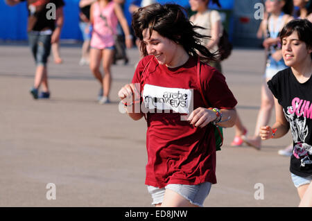 BENICASIM, Spanien - Juli 19: Ein Mädchen mit einem Arctic Monkeys Band Shirt, läuft um die erste Zeile im FIB zu fangen. Stockfoto