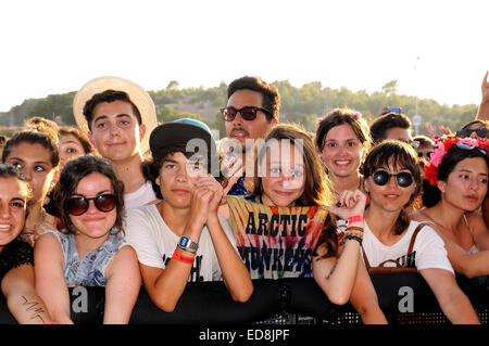 BENICASIM, Spanien - Juli 19: Ein Mädchen aus der Masse zeigt mit stolz ihr Arctic Monkeys (Band)-Shirt bei FIB. Stockfoto