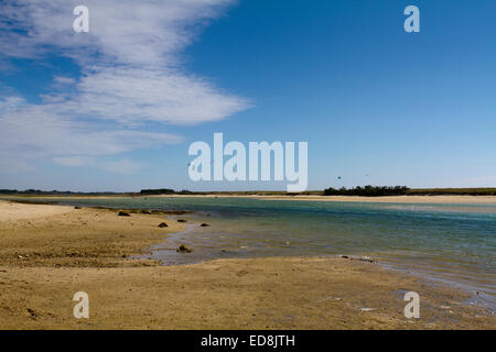 La Mer Blanche Gezeiten-Lagune bei Le Letty in der Bretagne mit blauem Himmel und Kitesurfer Stockfoto