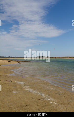 La Mer Blanche Gezeiten-Lagune bei Le Letty in der Bretagne mit blauem Himmel Stockfoto