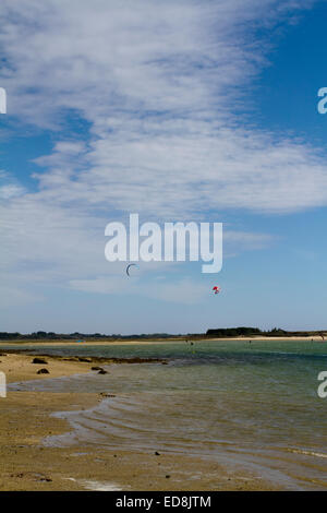 La Mer Blanche Gezeiten-Lagune bei Le Letty in der Bretagne mit blauem Himmel und Kitesurfer Stockfoto