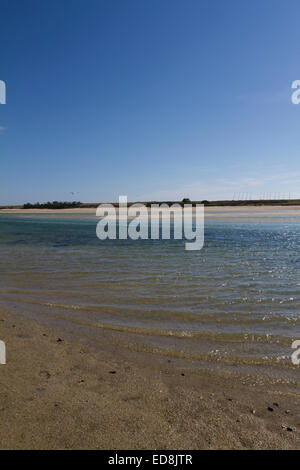 La Mer Blanche Gezeiten-Lagune bei Le Letty in der Bretagne mit blauem Himmel und sanften Wellen am Ufer Stockfoto