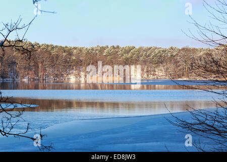 Blick über teilweise gefroren See Schlachtensee in Berlin, Deutschland im Winter. Stockfoto