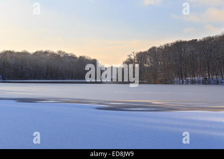 Blick über teilweise gefroren See Schlachtensee in Berlin, Deutschland im Winter. Stockfoto