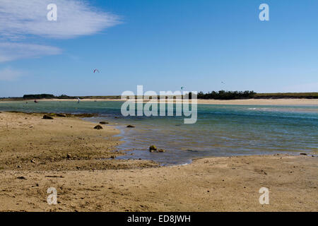 La Mer Blanche Gezeiten-Lagune bei Le Letty in der Bretagne mit blauem Himmel und Kitesurfer Stockfoto