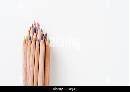 Reihe von Bleistift mit Holzkorpus und farbigen Spitzen nach oben, isoliert auf weißem Hintergrund Stockfoto