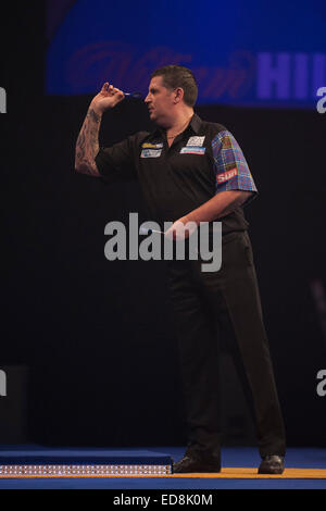 London, UK. 1. Januar 2014. William Hill PDC World Darts Championship. Viertel-Finale. Gary Anderson (4) [SCO] in Aktion während seines Spiels mit Peter Wright (5) [SCO] © Action Plus Sport/Alamy Live News Stockfoto