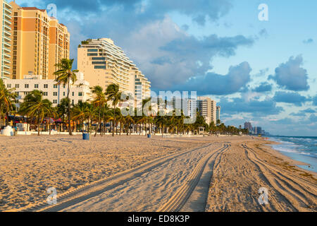 Ft. Lauderdale, Florida.  Sonnenaufgang am Strand entlang.  Bahnen sind vom frühen Morgen Strand sauberer. Stockfoto