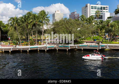 Ft. Lauderdale, Florida.  Ausflugsschiff auf der New River Passing H. Wayne Huizenga Plaza, ehemals Bubier Park. Stockfoto