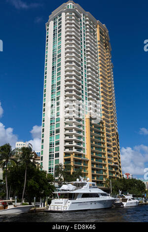 Ft. Lauderdale, Florida.  Sportboote am New River, durch High-Rise Wohnung geparkt. Stockfoto