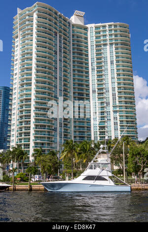 Ft. Lauderdale, Florida.  Freude vor Wasser Garten Eigentumswohnung am New River Boot geparkt. Stockfoto