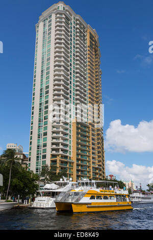 Ft. Lauderdale, Florida.  Doppeldecker-Wasser-Taxi vorbei hoch Eigentumswohnung am New River. Stockfoto