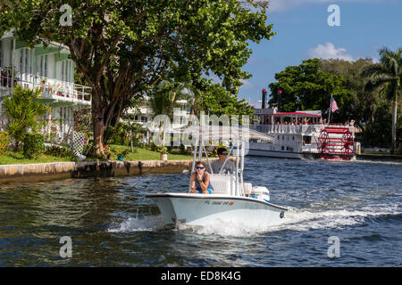 Ft. Lauderdale, Florida.  Sportschifffahrt am New River.  Carrie B Sightseeing Flügelrad im Hintergrund. Stockfoto