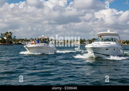 Ft. Lauderdale, Florida.  Vergnügen Sie Sonntag Nachmittag Boote auf den Intracoastal Waterway. Stockfoto