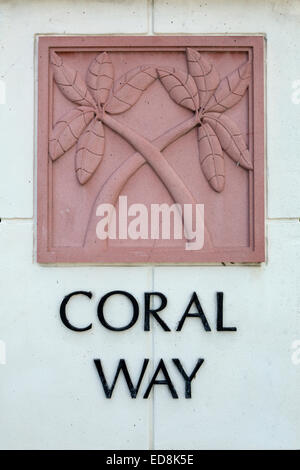 Ft. Lauderdale, Florida.  Gekreuzt Palmen.  Straße Emblem entlang East Las Olas Boulevard Coral Art und Weise. Stockfoto