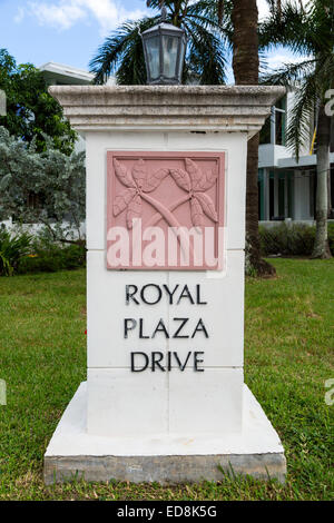 Ft. Lauderdale, Florida.  Gekreuzt Palmen.  Straße entlang East Las Olas Boulevard Royal Plaza Drive-Emblem. Stockfoto