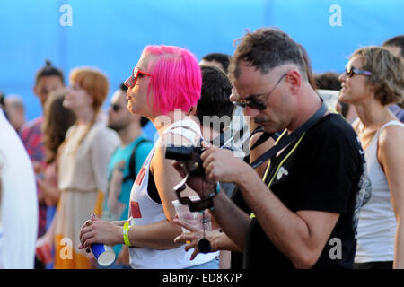 BENICASIM, Spanien - Juli 19: Ein Mädchen aus dem Publikum mit rosa Haaren beim FIB (Festival Internacional de Benicassim) 2013 Festival. Stockfoto