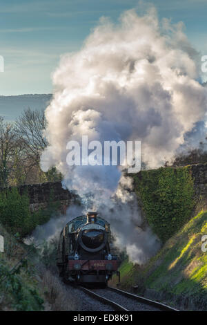 An einem kalten Morgen Blasten 6960 GWR Raveningham Hall aus Dampf und Rauch, wie es die "Cheltenahm-Spa-Express" auf der Bank zieht. Stockfoto