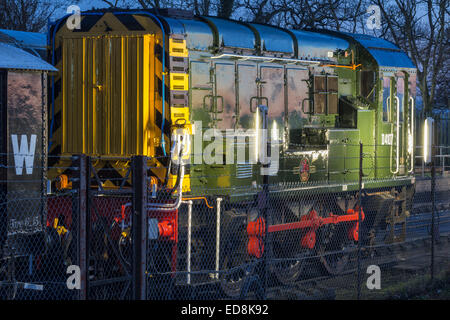 Wie die Sonne am Ende der West Somerset Railway Winter-Dampf-Gala, reflektiert die orange Leuchten des Himmels von Rangierer D4107 Stockfoto