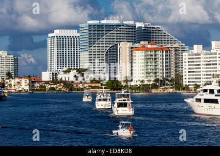 Ft. Lauderdale, Florida.  Vergnügen Sie Sonntag Nachmittag Boote auf den Intracoastal Waterway.  W Hotel in der Mitte. Stockfoto