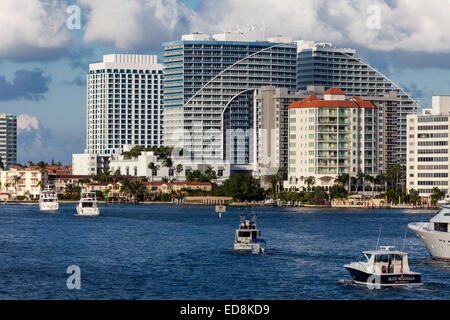 Ft. Lauderdale, Florida.  Vergnügen Sie Sonntag Nachmittag Boote auf den Intracoastal Waterway.  W Hotel in der Mitte. Stockfoto