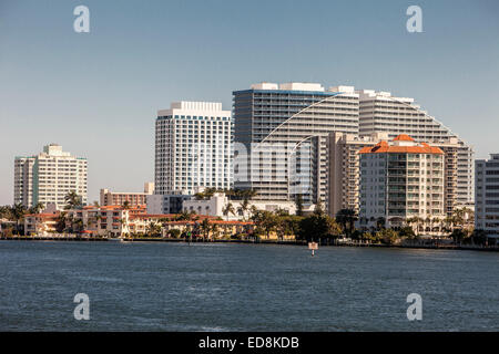 Ft. Lauderdale, Florida.  Blick nach Norden auf den Intracoastal Waterway.  W Hotel auf der rechten Seite. Stockfoto