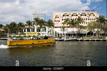 Ft. Lauderdale, Florida.  Wasser-Taxi vorbei am salzigen Riverfront Irish Pub und Restaurant, New River. Stockfoto