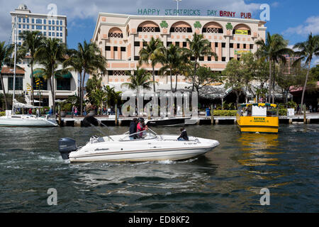 Ft. Lauderdale, Florida.  Salzigen Riverfront Irish Pub und Restaurant, New River. Stockfoto