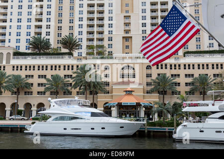 Ft. Lauderdale, Florida.  Boote am New River vor Nu River Landing Eigentumswohnung. Stockfoto