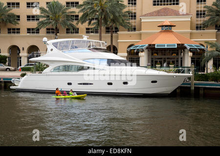 Ft. Lauderdale, Florida.  Boote am New River vor Nu River Landing Eigentumswohnung. Stockfoto