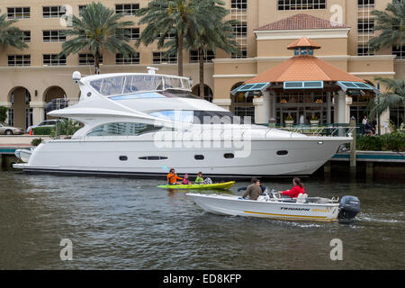 Ft. Lauderdale, Florida.  Boote am New River vor Nu River Landing Eigentumswohnung.  Gegenüberstellung von Lebensstilen--Kajak Stockfoto