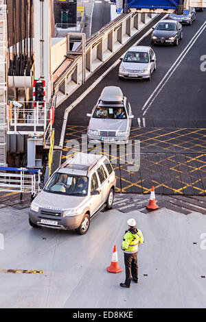 Sicherheit Person beobachten Autos fahren auf cross-Channel-Fähre in Dover, UK Stockfoto