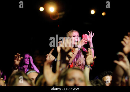 BENICASIM, Spanien - Juli 19: Eine Mädchen steht über der Masse beim FIB (Festival Internacional de Benicassim) 2013 Festival. Stockfoto