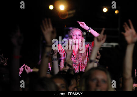 BENICASIM, Spanien - Juli 19: Eine Mädchen steht über der Masse beim FIB (Festival Internacional de Benicassim) 2013 Festival. Stockfoto