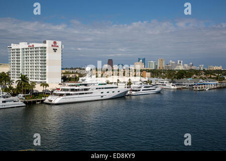Ft. Lauderdale, Florida.  Die Skyline der Innenstadt von SE 17.. Straße Brücke. Stockfoto