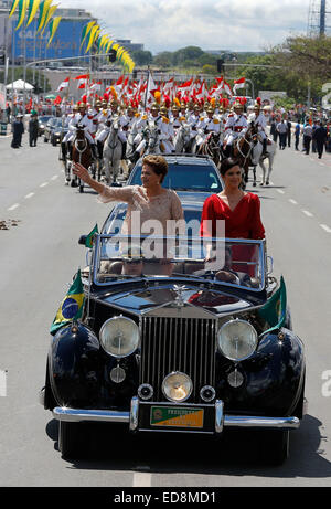 Brasilia, Brasilien. 1. Januar 2015. Brasiliens Präsidentin Dilma Rousseff (L), begleitet von ihrer Tochter Paula (R), führt an Bord eines Autos an den Nationalkongress für die Zeremonie ihrer Einweihung in Brasilia, Brasilien, am 1. Januar 2015. Brasiliens Präsidentin Dilma Rousseff wird für eine zweite vierjährige Amtszeit Donnerstag in der Hauptstadt Brasilia vereidigt. Bildnachweis: Dida Sampaio/AGENCIA ESTADO/Xinhua/Alamy Live-Nachrichten Stockfoto