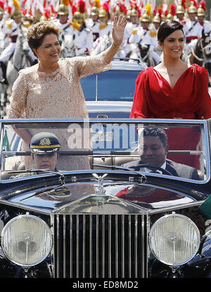 Brasilia, Brasilien. 1. Januar 2015. Brasiliens Präsidentin Dilma Rousseff (L), begleitet von ihrer Tochter Paula (R), führt an Bord eines Autos an den Nationalkongress für die Zeremonie ihrer Einweihung in Brasilia, Brasilien, am 1. Januar 2015. Brasiliens Präsidentin Dilma Rousseff wird für eine zweite vierjährige Amtszeit Donnerstag in der Hauptstadt Brasilia vereidigt. Bildnachweis: Dida Sampaio/AGENCIA ESTADO/Xinhua/Alamy Live-Nachrichten Stockfoto