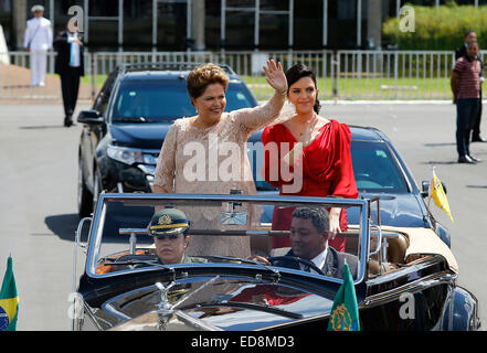 Brasilia, Brasilien. 1. Januar 2015. Brasiliens Präsidentin Dilma Rousseff (L), begleitet von ihrer Tochter Paula (R), führt an Bord eines Autos an den Nationalkongress für die Zeremonie ihrer Einweihung in Brasilia, Brasilien, am 1. Januar 2015. Brasiliens Präsidentin Dilma Rousseff wird für eine zweite vierjährige Amtszeit Donnerstag in der Hauptstadt Brasilia vereidigt. Bildnachweis: Dida Sampaio/AGENCIA ESTADO/Xinhua/Alamy Live-Nachrichten Stockfoto