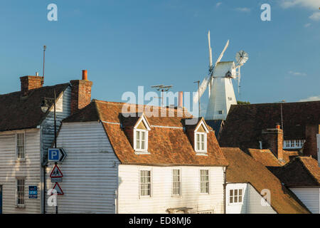 Winternachmittag auf Stone Street in Cranbrook, Kent, England. Union Mühle in der Ferne. Stockfoto